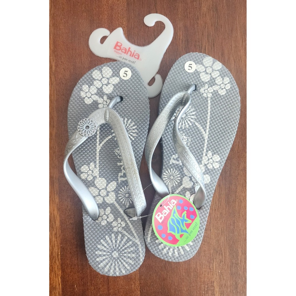 NWT Bahia Silver Floral Thong Flip Flops Sandals‎ Size 5 Beach Pool Summer